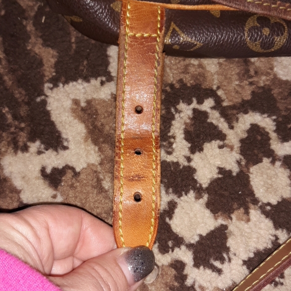 Louis Vuitton Saumur 30 Crossbody - Picture 5 of 8